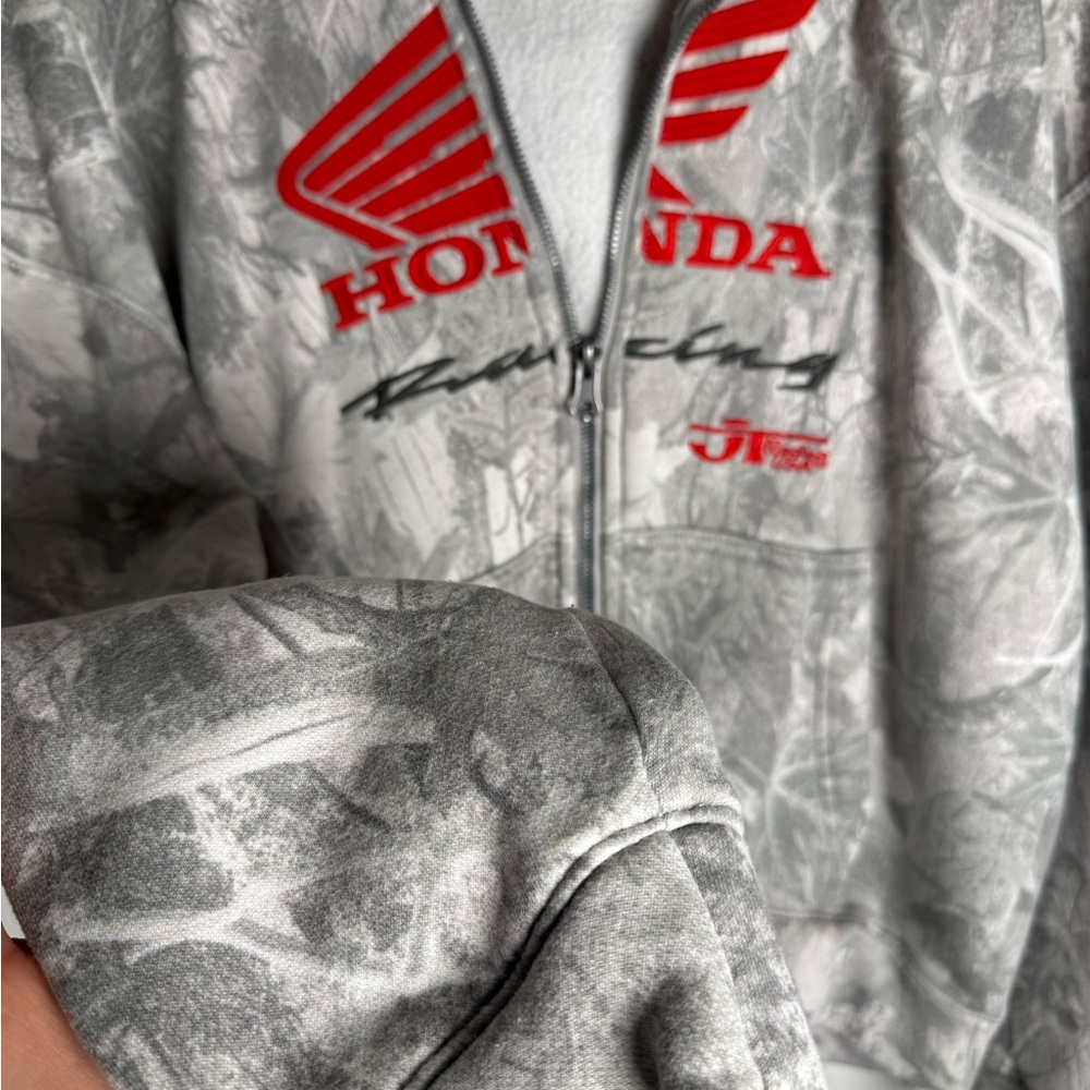 SOLD Hollister Gray and Red Men's Sweater - Picture 4 of 6